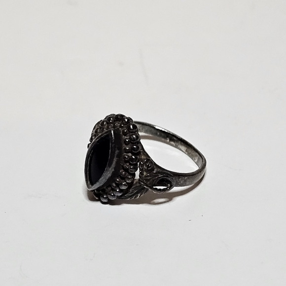 Sterling Silver 925 Black Onyx carved Leaf Motif Ladies Ring size 9 Weighs 4 Gms - Picture 2 of 7